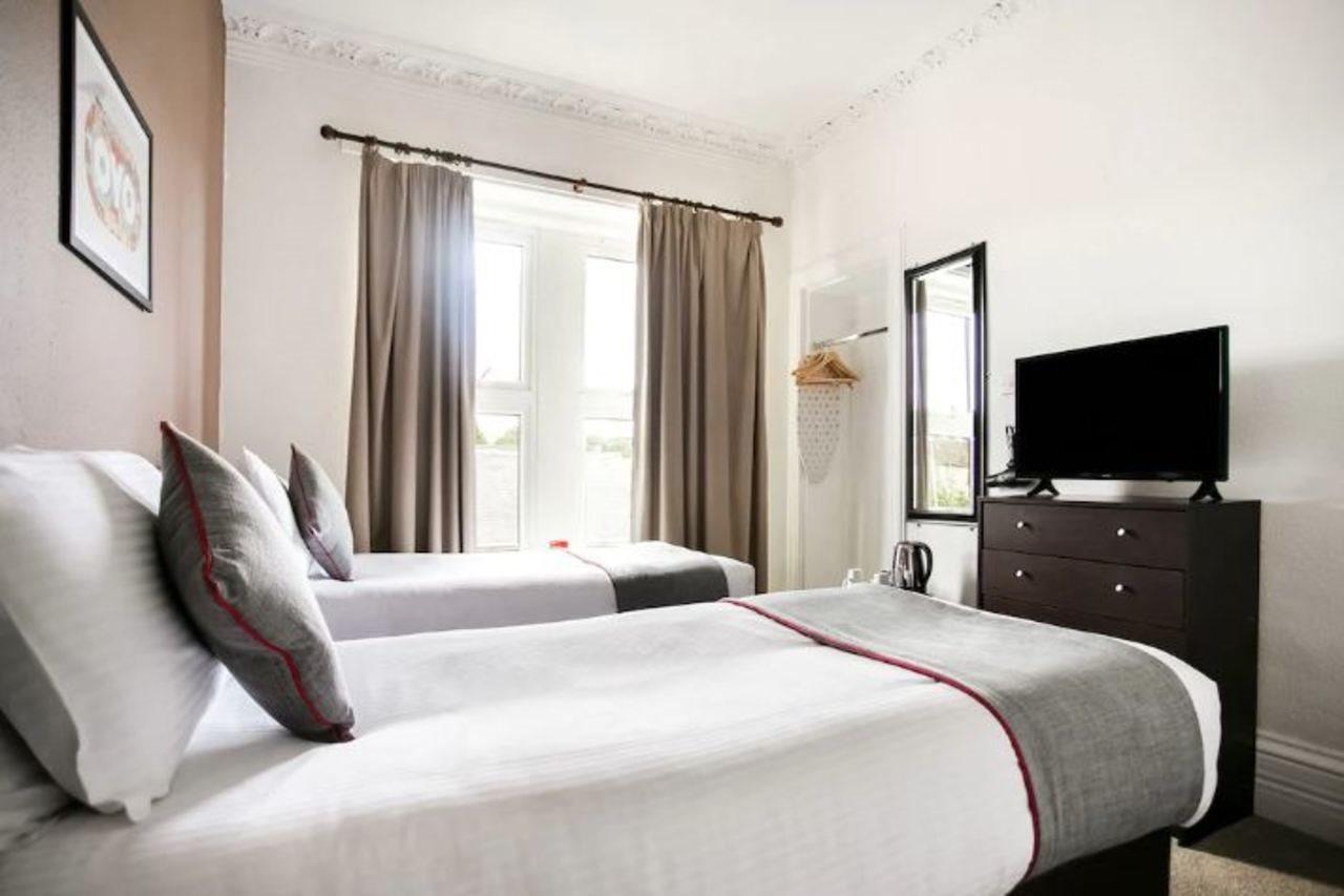 קרנוסטי Corner Hotel מראה חיצוני תמונה