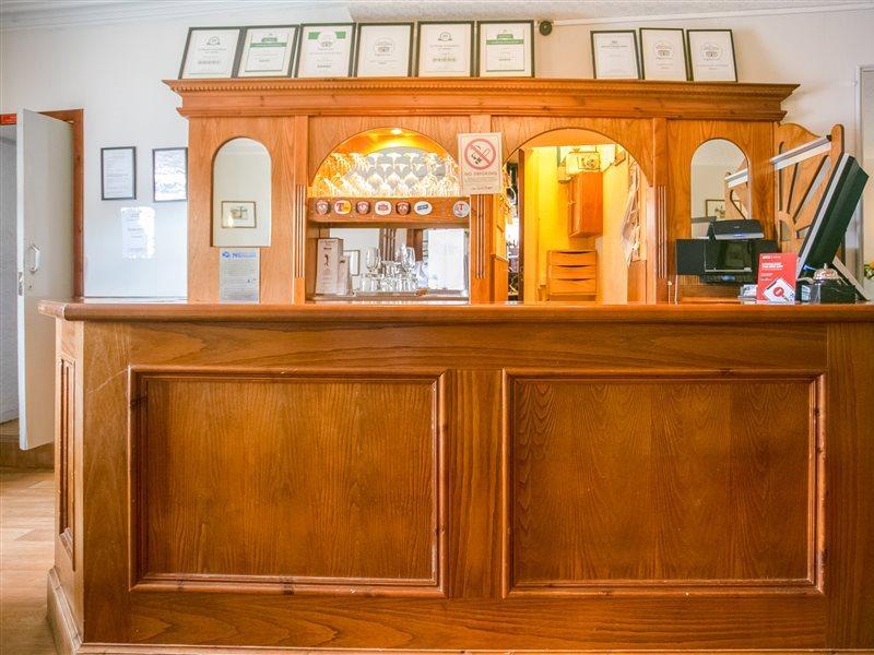 קרנוסטי Corner Hotel מראה חיצוני תמונה
