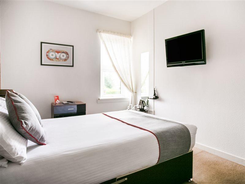 קרנוסטי Corner Hotel מראה חיצוני תמונה