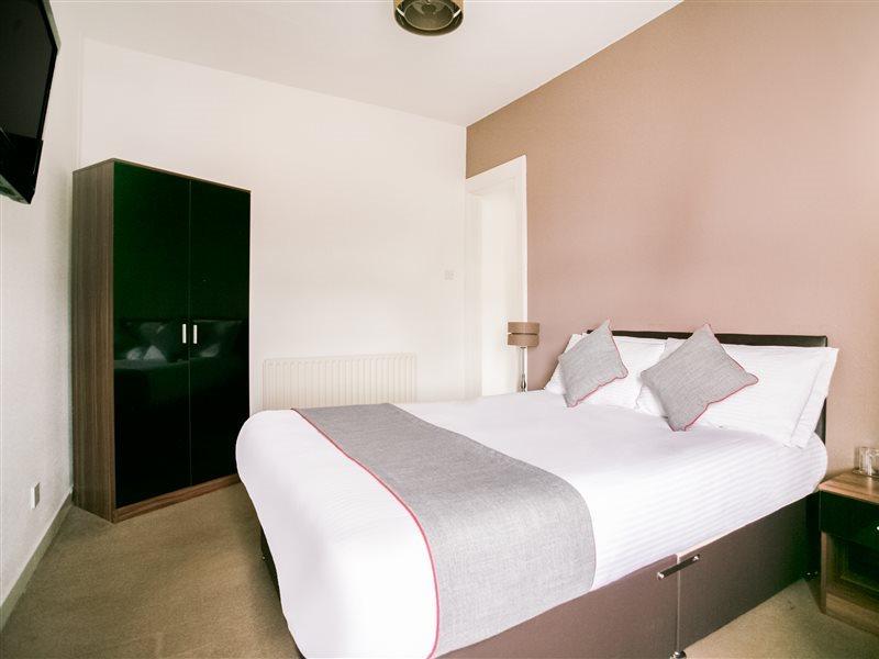 קרנוסטי Corner Hotel מראה חיצוני תמונה
