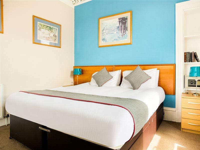 קרנוסטי Corner Hotel מראה חיצוני תמונה