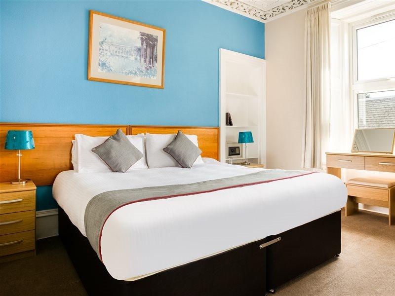 קרנוסטי Corner Hotel מראה חיצוני תמונה