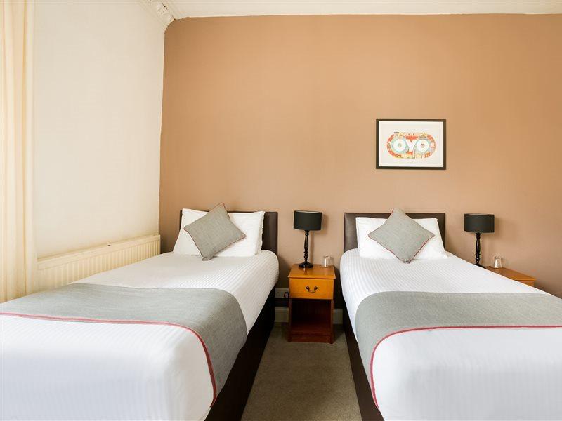 קרנוסטי Corner Hotel מראה חיצוני תמונה