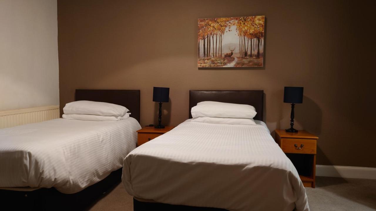 קרנוסטי Corner Hotel מראה חיצוני תמונה
