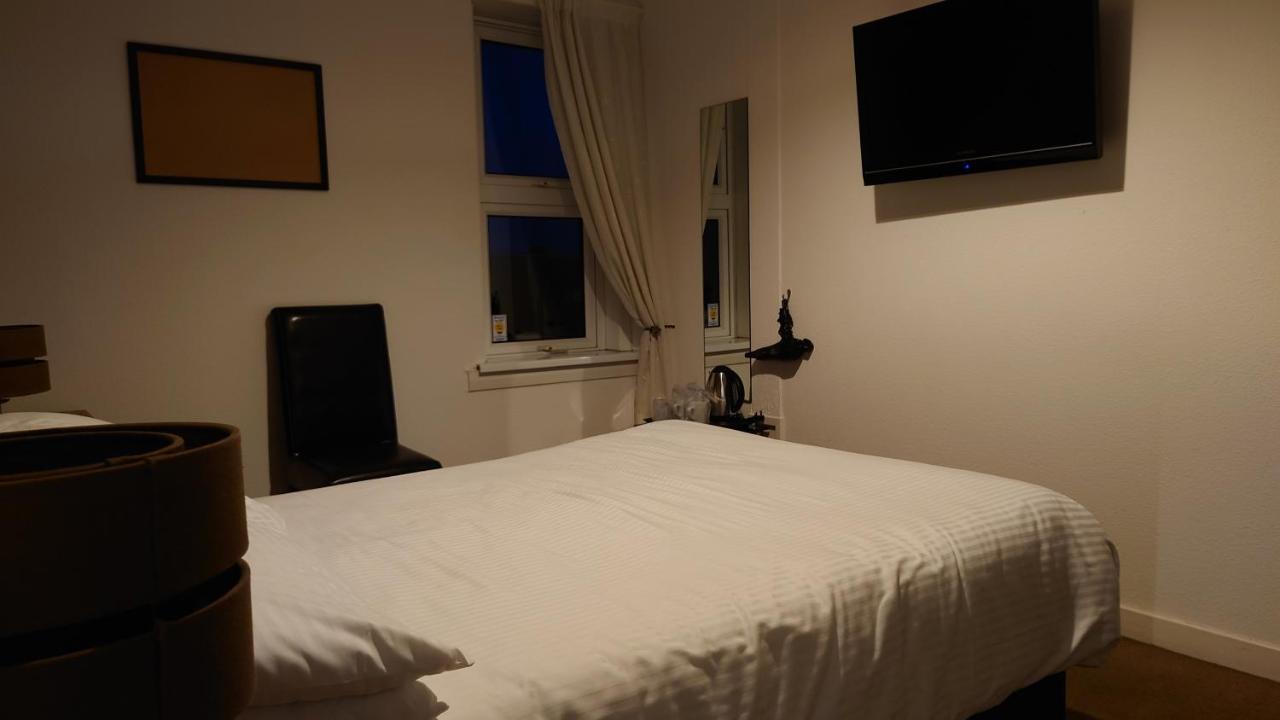 קרנוסטי Corner Hotel מראה חיצוני תמונה