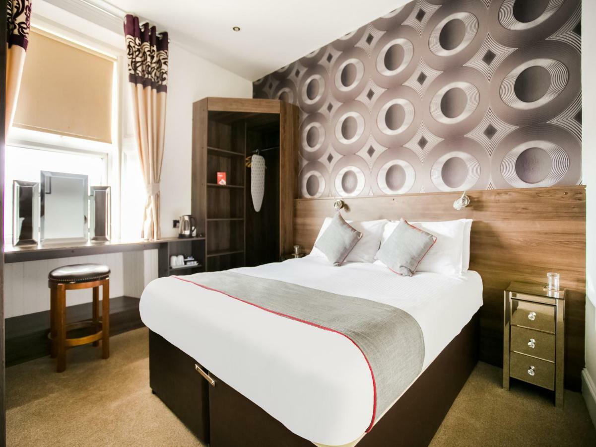 קרנוסטי Corner Hotel מראה חיצוני תמונה
