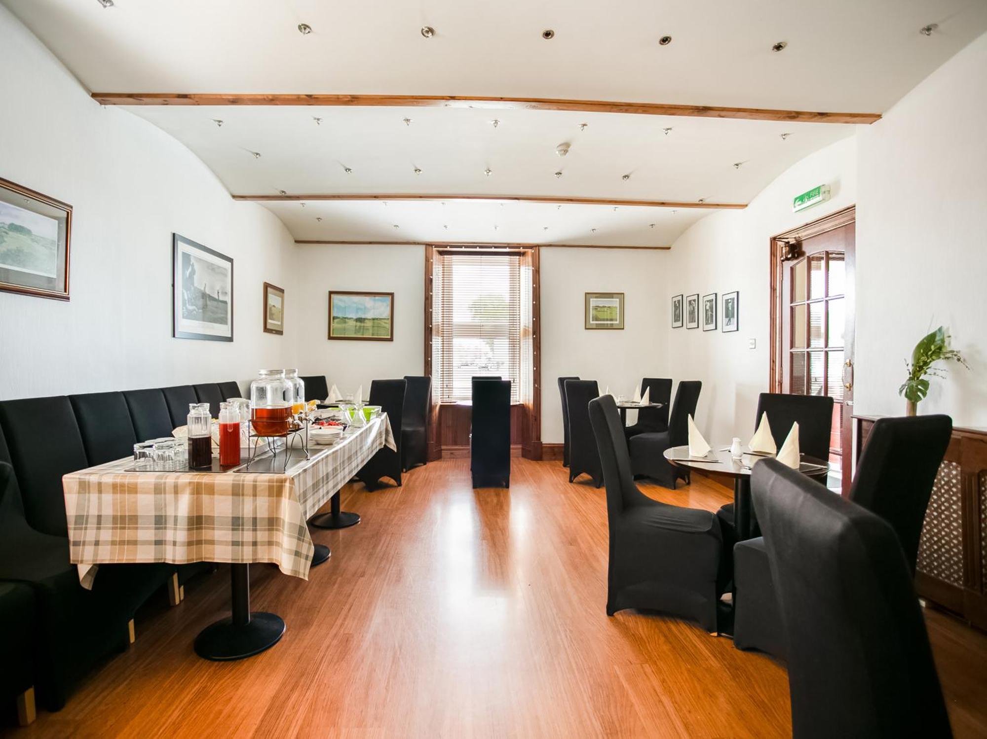 קרנוסטי Corner Hotel מראה חיצוני תמונה