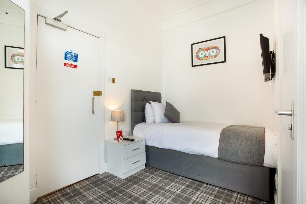 קרנוסטי Corner Hotel מראה חיצוני תמונה